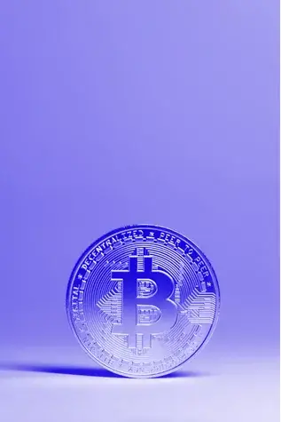 pièce de bitcoin sur fonds bleu